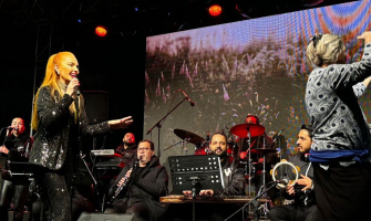Sahnede Romanlarla göbek attı